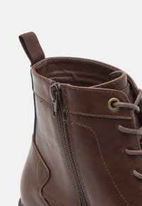 Pier One Šněrovací kotníkové boty - brown