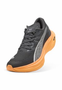 Scarpa da corsa nera in mesh con accenti argento e suola in gomma arancione, caratterizzata da una tomaia testurizzata e chiusura con lacci per una vestibilità sicura.