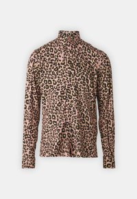 Langemouwtop in een zachte roze stof met een zwart en groene luipaardprint, met een hoge kraag en knoopdetails bij de kraag.