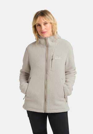 Veste en polaire gris clair avec un col haut, fermeture éclair sur le devant, deux poches latérales et une poche sur la poitrine. Comporte un tissu doux et texturé.