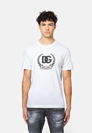 Witte katoenen T-shirt met een zwart logo met laurierdetail en "MILANO" op een gebogen banner. Korte mouwen en een ronde hals ontwerp.