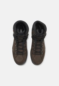 Bruine leren wandelboots met zwarte accenten, ronde veters, gevoerde kraag en gestructureerde tong, ontworpen voor duurzaamheid en comfort.