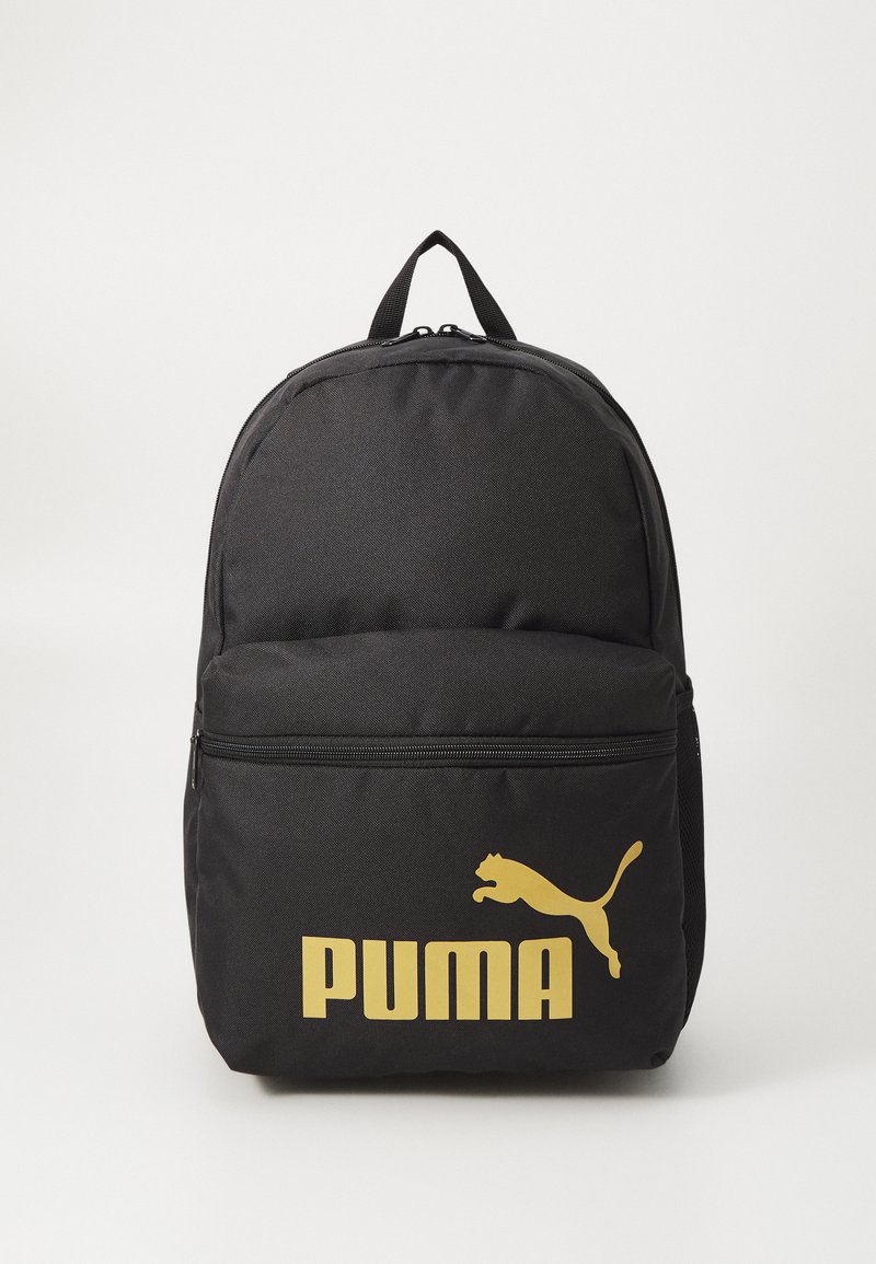 Fekete hátizsák, tartós anyagból készült, elülső cipzáras zsebbel, arany színű "PUMA" logóval és felső hordozó fogantyúval.