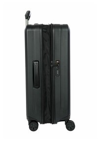 Valigia rigida nera con una finitura liscia e testurizzata, dotata di lucchetto combinato e quattro ruote per la mobilità. Inclusi manici laterali e superiori.