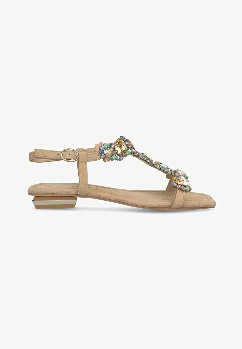 Beige sandaal met een platte zool, versierde strap met gekleurde stenen en een rechthoekige metalen accent op de hak.