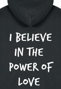 Zwarte hoodie met gedurfde witte tekst op de achterkant die zegt "IK GELOOF IN DE KRAACHT VAN LIEFDE." Zacht fabric met een casual ontwerp.
