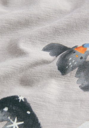 Tessuto di cotone con sfondo grigio decorato con grafici di pipistrelli in grigio scuro, arancione e blu. Texture morbida con un aspetto leggermente stropicciato.