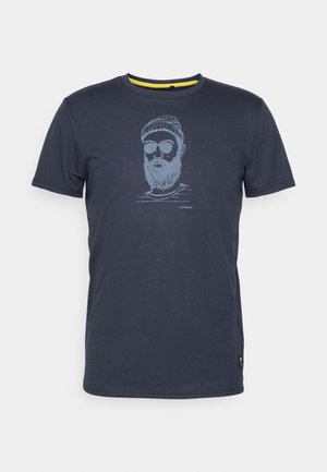 Camiseta de algodón azul marino con una ilustración gráfica en azul claro de un hombre barbudo con gafas de sol y un gorro. Estilo clásico de cuello redondo.