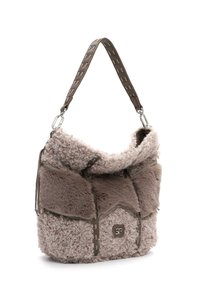 Borsa a finta pelliccia marrone con superfici texturizzate, una parte superiore pieghevole e una tracolla decorata. Presenta accessori in argento e dettagli con logo.
