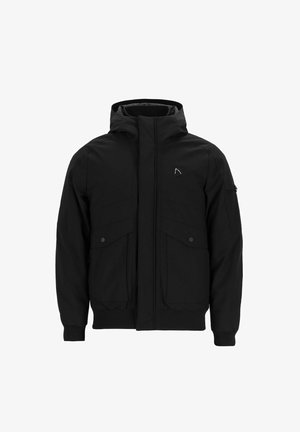 Čierna zimná bunda s kapucňou, predným zipsom, klopovými vreckami, rebrovanými manžetami a malým logom na hrudi a rukáve.