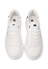 Sneakers bianche con tomaia in pelle liscia, lacci piatti, punta arrotondata e branding discreto sui lati. Design pulito e minimalista.