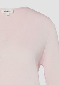 Lichtroze gebreide top met lange mouwen, V-hals en s.Oliver merklabel met maat 36.
