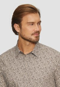 Grijze button-up shirt met een subtiel patroon van kleine stippen en halve maantjes, met een klassieke kraag en een textuurafwerking van de stof.