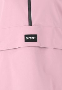 Rosa Windbreaker-Jacke mit einem schwarzen Reißverschluss und einer vorderen Patch-Tasche mit der Aufschrift "SLOPE." Der Stoff hat eine glatte Textur.