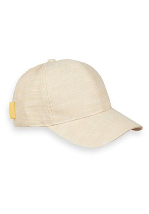 Gorra de béisbol de tela beige con visera curva y pequeña etiqueta amarilla en el lateral, mostrada sobre un fondo blanco.