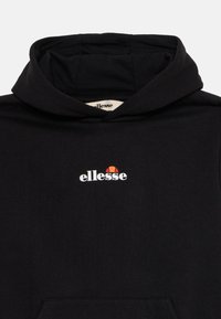 Juoda medvilninė kapučinė su kengūros kišene. Krūtinėje yra balta "ellesse" logotipas, akcentuotas raudonos ir oranžinės pusapskritimo juostele.