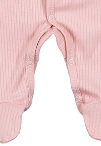 Roze geribbelde romper met drukknoopjes langs de voorkant en benen, met voetuitsparingen. Zachte textuur en lichtgewicht materiaal.