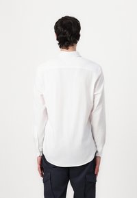 Tommy Hilfiger PERFORMANCE SOLID SHIRT - Shirt - optic white
