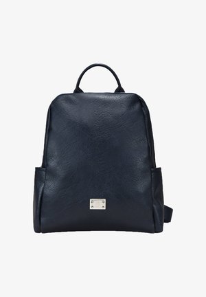 Mochila de cuero azul marino con acabado texturizado, asa superior, correas ajustables y un acento rectangular de logo plateado en la parte frontal.