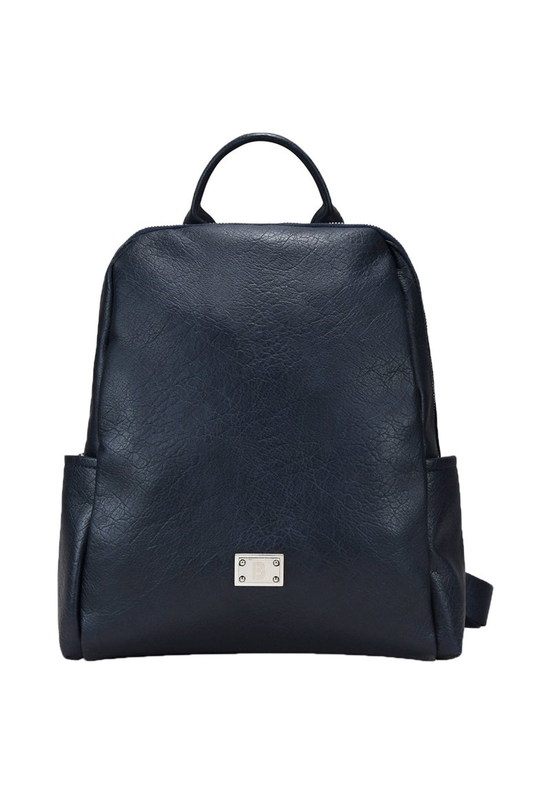 Mochila de cuero azul marino con acabado texturizado, asa superior, correas ajustables y un acento rectangular de logo plateado en la parte frontal.