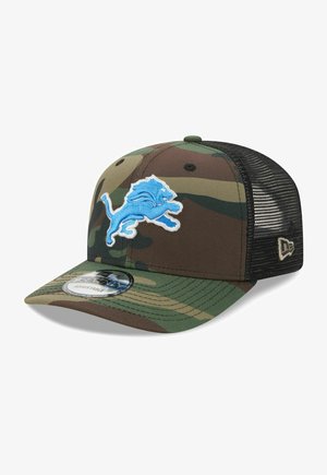 Camo-Baseballcap mit schwarzem Mesh-Rücken, ausgestattet mit einem gestickten blauen Löwenlogo auf der Vorderseite und einem flachen Schirm. Verstellbare Passform.