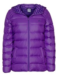 Veste matelassée violette gonflée avec un motif matelassé diagonal, fermeture éclair à l'avant et double poches latérales ; présente une doublure de capuche rayée.