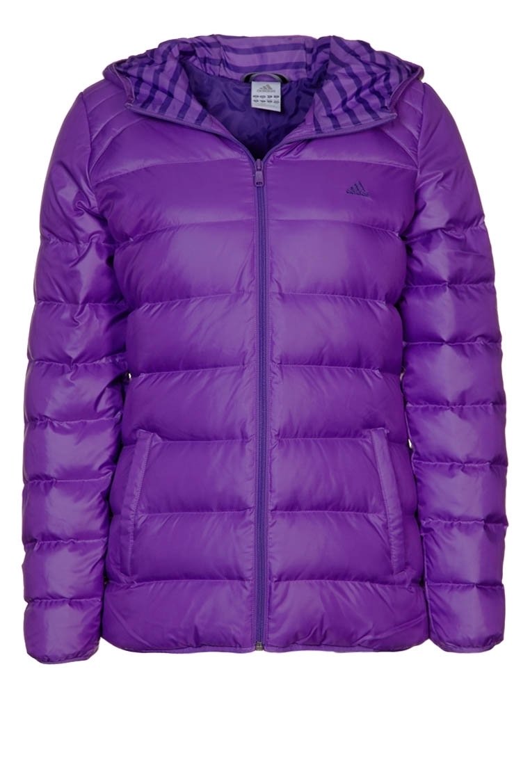 Veste matelassée violette gonflée avec un motif matelassé diagonal, fermeture éclair à l'avant et double poches latérales ; présente une doublure de capuche rayée.