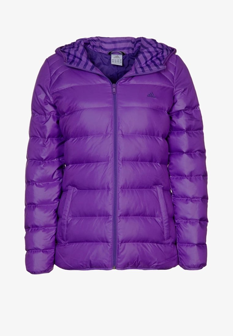 Veste matelassée violette gonflée avec un motif matelassé diagonal, fermeture éclair à l'avant et double poches latérales ; présente une doublure de capuche rayée.