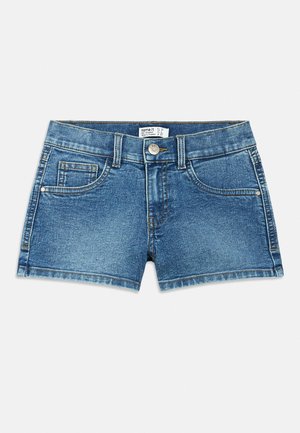 Blå denimshorts med frontknapp, glidelås, beltestropper og tre lommer, lagt flatt på hvit bakgrunn.