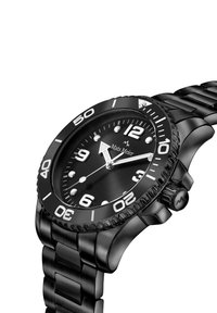 Montre en acier inoxydable noir avec un cadran rond, un cadran noir, des index d'heure blancs et une lunette rotative. Elle présente un bracelet à maillons solides et une couronne.