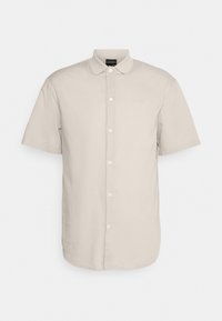 Camicia a maniche corte con bottoni di colore beige chiaro, realizzata in tessuto liscio, con colletto classico e logo discreto sul petto.