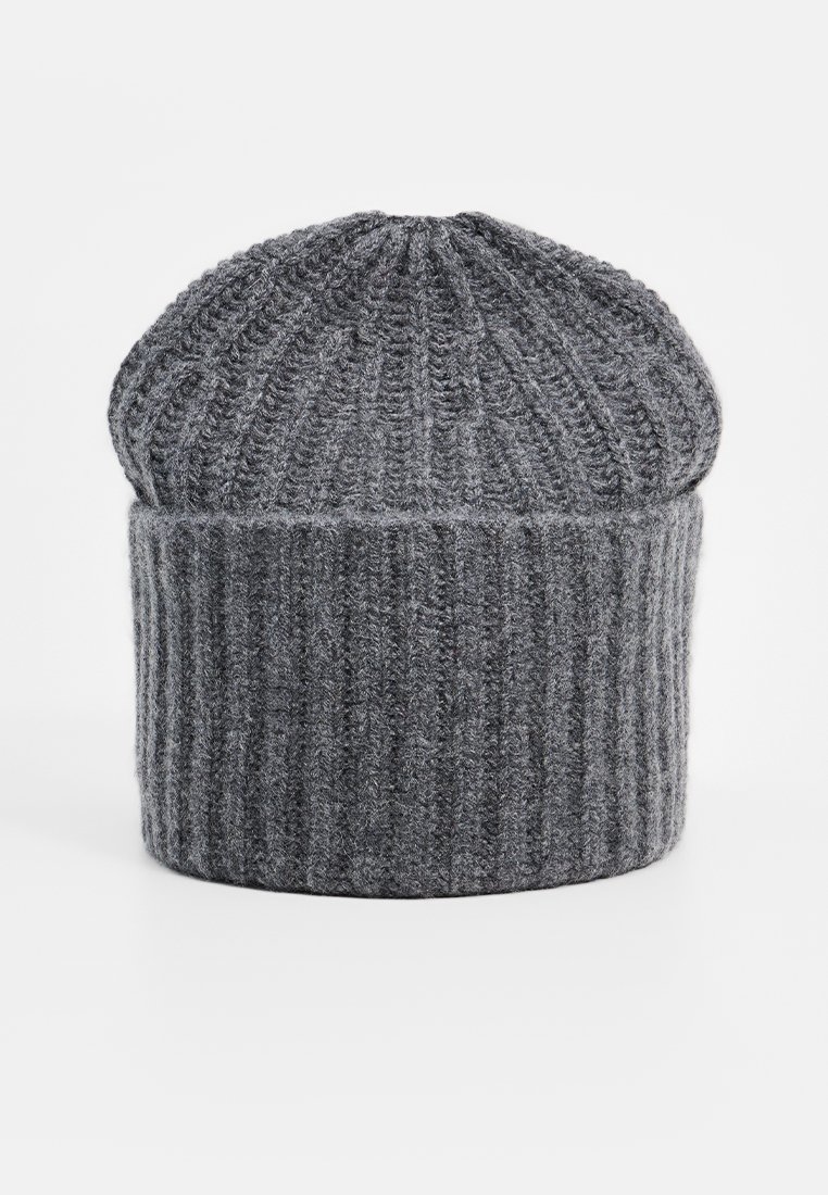 Szara dziergana czapka beanie z prążkowanym wzorem, charakteryzująca się dopasowanym krojem i lekko opadającą górną częścią. Miękki, ciepły materiał.