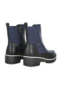 Botines azules y negros con suela de goma gruesa, que presentan un cierre lateral y un acento de logo. El material incluye cuero suave y tela texturizada.