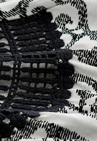 Next SHORT SLEEVE BUBBLEHEM REGULAR FIT - Printtipaita - black white