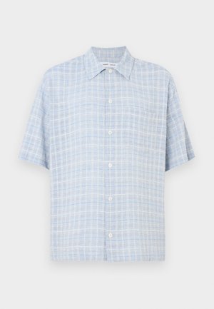 Ανοιχτό μπλε και λευκό καρό πουκάμισο με κοντά μανίκια, κουμπιά, μπροστινή τσέπη και κλασικό γιακά.