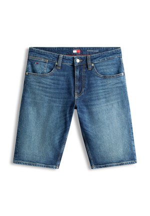 Pantalones cortos de mezclilla azul con botón y cremallera frontal, cinco bolsillos, ligero desgaste y un pequeño logo de bandera en el bolsillo delantero derecho.