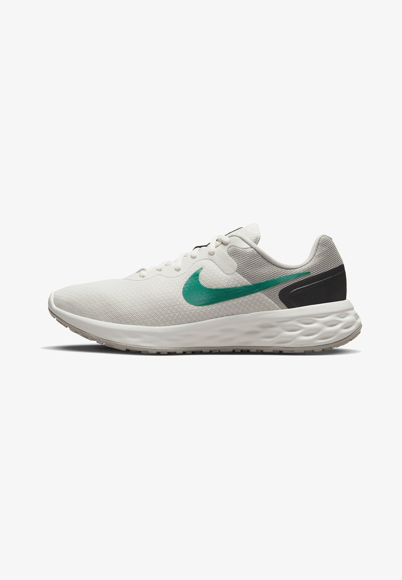 Baskets blanches de sport avec le swoosh Nike en bleu sarcelle, accent au talon noir, semelle blanche texturée et lacets blancs sur un fond uni.