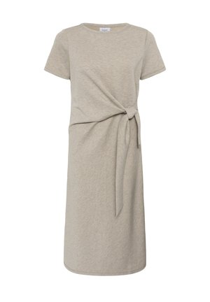 Šviesiai pilkas trumpomis rankovėmis suknelė, pagaminta iš minkštos medžiagos. Yra mazgo detalė juosmens srityje ir tiesi silueto forma. Vidutinio ilgio dizainas.