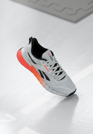 NANO GYM - Treeningjalatsid - moon/black/flash orange