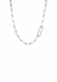 Collar de cadena de metal plateado con eslabones alargados, con un eslabón rectangular en color púrpura. Textura suave y diseño moderno.