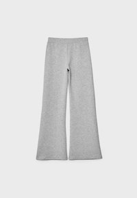 Pantalon gris clair à jambes larges avec une taille élastique, fabriqué en tissu doux et texturé, présenté à plat sur un fond uni.