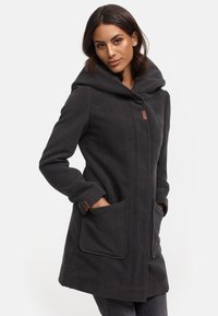 Abrigo gris oscuro con una gran capucha, cuenta con bolsillos con parche y detalles de botones. Fabricado con tela suave y de textura lisa.