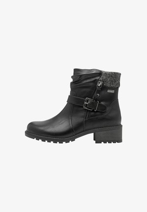 Bottine noire en cuir synthétique, avec un rebord texturé gris, une fermeture éclair sur le côté et une sangle avec une boucle argentée. Talon épais.
