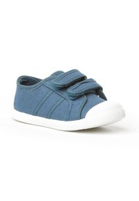 Zapatilla azul para niño pequeño con punta y suela de goma blanca, que cuenta con dos correas de Velcro ajustables en la parte superior.