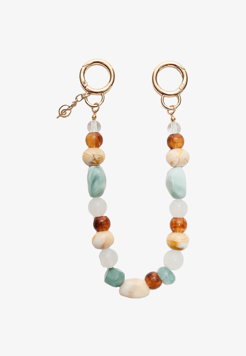 Kleurrijke kraalketting met goudkleurige hardware, met gemengde kralen in tinten amber, groen, crème en helder, wat een textuurrijke uitstraling creëert.