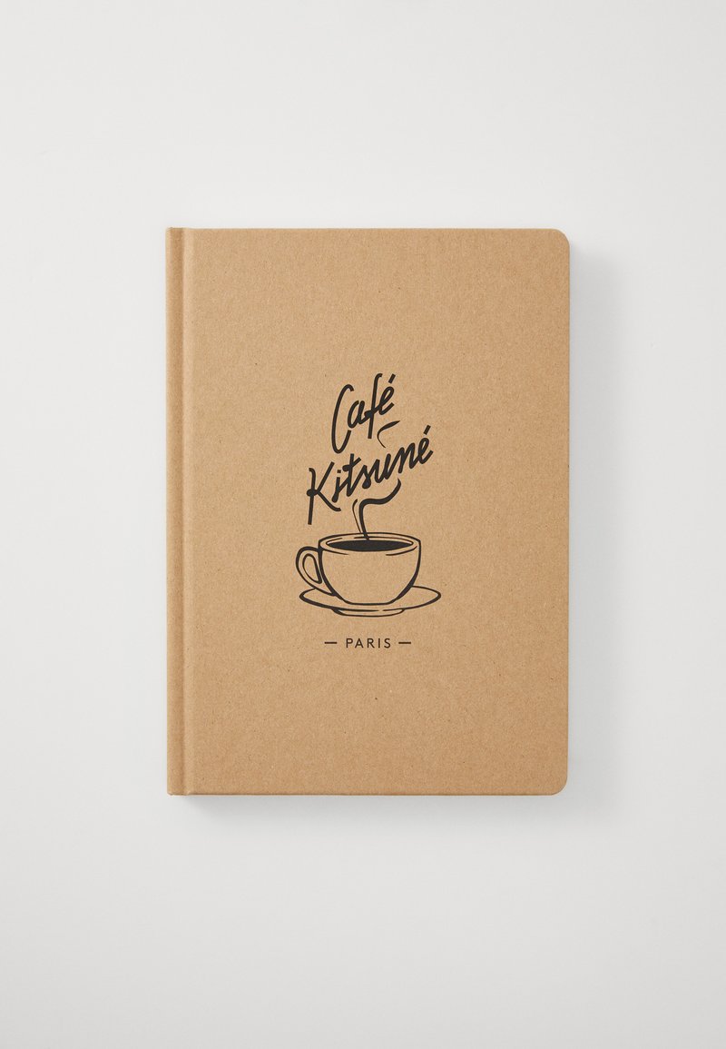 Notizbuch aus Kraftpapier mit abgerundeten Ecken, das eine schwarze Illustration einer Kaffeetasse und den Text "Café Kitsuné Paris" zeigt. Minimalistisches Design.