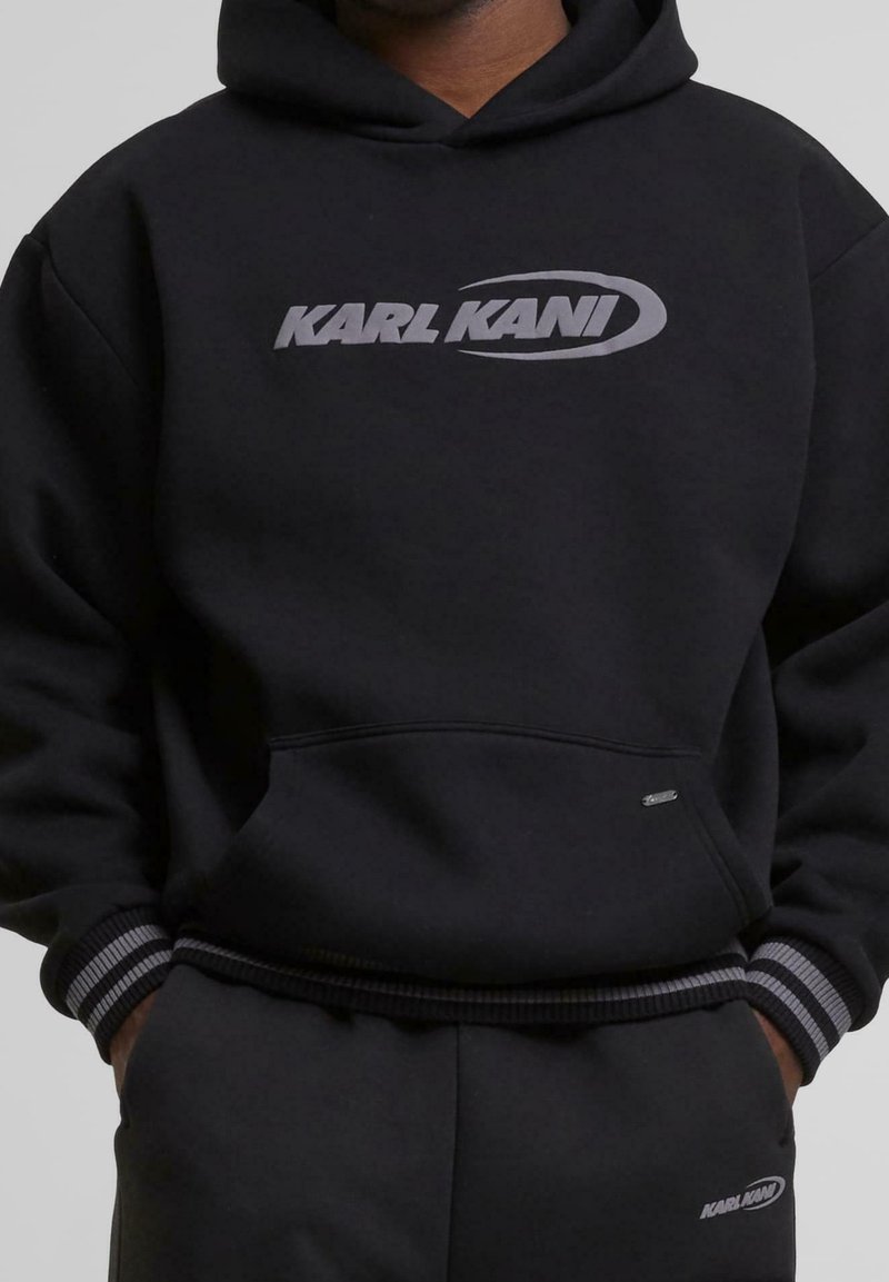 Černá mikina s kapucí vyrobená z bavlněné směsi, má přední klokanku, pruhované ribbed manžety a šedé logo "KARL KANI".