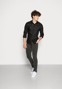 Twisted Tailor FARROW - Shirt - black
