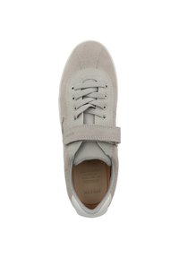 Sneaker grigio chiaro con materiali in suede e mesh. Presenta lacci, un cinturino in velcro e una punta arrotondata. Design minimalista con accenti bianchi.