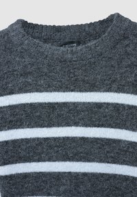 Grau gestrickter Pullover mit weißen horizontalen Streifen. Rundhalsausschnitt, weiches Textilgewebe, Etikett innen sichtbar. Größenbezeichnung: S.